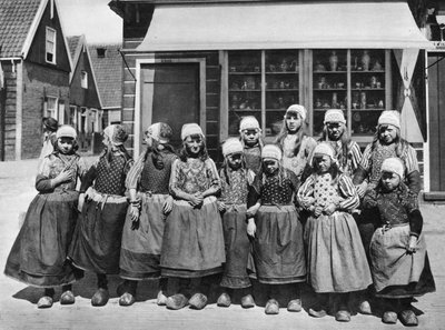 民族衣装を着た子供たち、マルケン、オランダ、c1934 作： Unbekannt