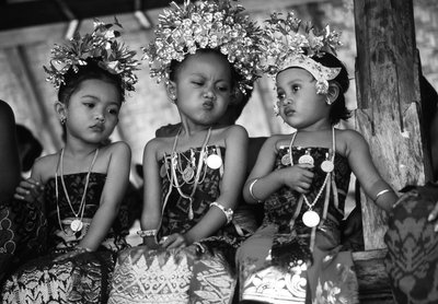 民族衣装を着た子供たち（モノクロ写真 作： Unbekannt