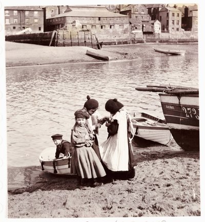 水辺で遊ぶ子供たち、ウィットビー港、1905年頃 作： Unbekannt