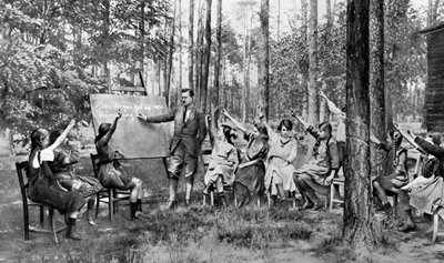 1922年にベルリンのシャルロッテンブルクの森でドイツ語を学ぶ子供たち 作： Unbekannt