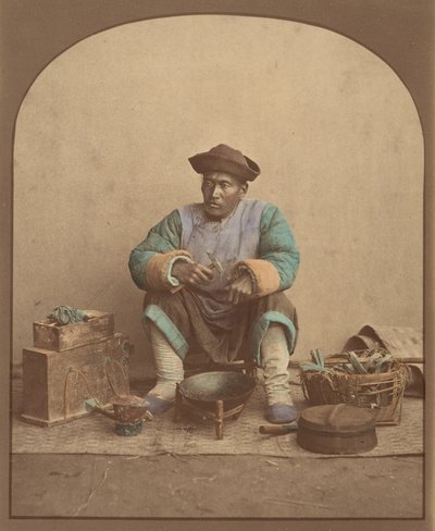 [道具を持って座る中国人男性]、1870年代。 作： Unbekannt