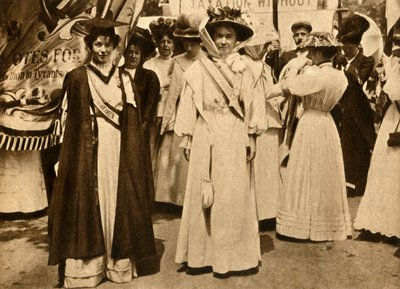 1908年6月21日、ロンドン、ハイドパーク、クリスタベル・パンクハーストとエメリン・ペティック・ローレンス。 作： Unbekannt