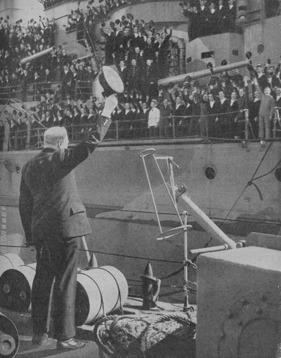 チャーチルは1941年にHMSプリンスオブウェールズの乗組員からの歓声に応えます 作： Unbekannt
