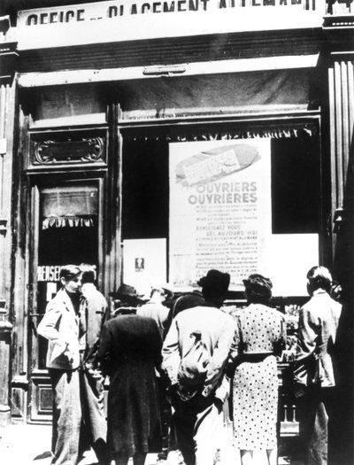 1940年から1944年までのドイツの労働者募集事務所の外のパリの市民 作： Unbekannt