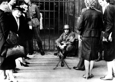 1940年6月、パリの機関銃を持ったドイツの警備隊の前の民間人、パリ 作： Unbekannt