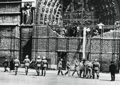 1940年にドイツが占領したパリのノートルダム寺院の正面から土嚢保護を撤去 作： Unbekannt