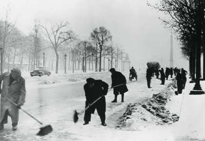 シャンゼリゼの雪を晴らす、ドイツ占領下のパリ、1941年冬 作： Unbekannt