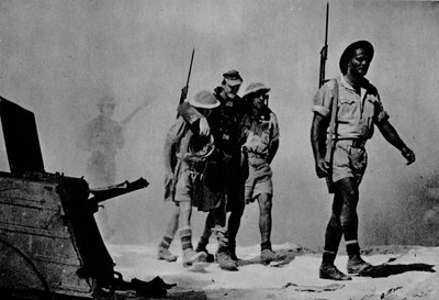 素晴らしい戦いの拡大図。オーストラリア人は負傷した囚人を連れて来ています、1942 1944 作： Unbekannt