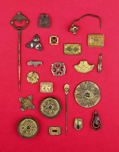 紀元1世紀から7世紀の金銅製マウント、受け皿、十字架型のブローチ、メロビンジアンのペンダントなど、アングロサクソンとケルトのジュエリーコレクション（ブロンズ製 作： Unbekannt