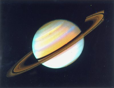 1980年、土星の色彩が強調されたビュー 作： Unbekannt