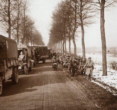 トラックと軍の列、ソンムトゥルブ、北フランス、c1914-c1918 作： Unbekannt
