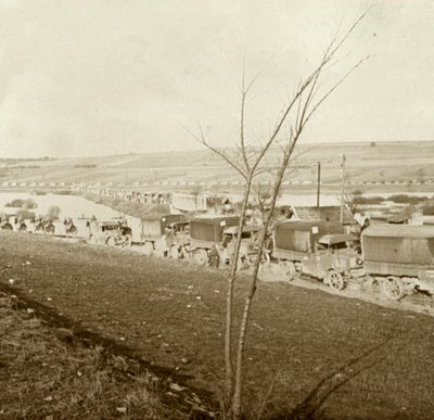 フランス北部、ヴェルダンのVoieSacréeにあるトラックの列、c1914-c1918。 作： Unbekannt