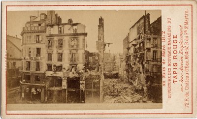 パリのコミューン（1871年）：カーペット・ルージュのデパートの開店、コミューンで廃墟となった1年前の建物を示す広告カード。厚紙にプリント 薄手6,3x10 cm 作： Unbekannt