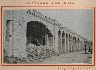 Commune de Paris (1871): 1871年5月、パリのオートゥイユ高架橋の風景。Pierre Pepetitの写真。厚紙にプリント、Dim.9x5,4 cm 作： Unbekannt