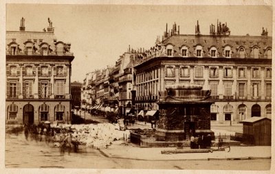ヴァンドーム広場から見たパリ・コミューン（1871年）と破壊された円柱。写真撮影厚紙にプリント Dim.10,4x6,2 cm 作： Unbekannt