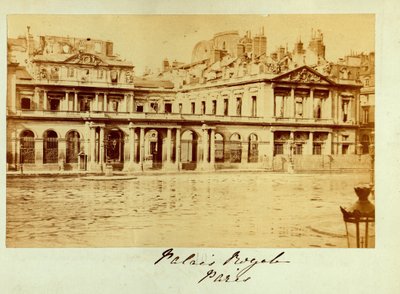 パリのコミューン（1871年）：パレ・ロワイヤル（Palais-Royal）のデットリューの様子。匿名の写真撮影。厚紙にプリント Dim.15x10 cm 作： Unbekannt