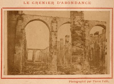 パリのコミューン（1871年）：1871年5月、ナポレオン1世時代にパリの小麦粉、油、ワインの備蓄のために建設されたグルニエ・ダバンダンスの廃墟の様子。Pierre Pepetitの写真。厚紙にプリント、Dim.9x5,4 cm 作： Unbekannt
