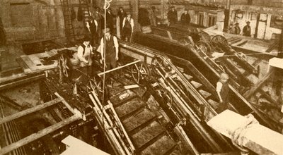 1930年頃、ロンドンの銀行駅にエスカレーターを建設。 作： Unbekannt