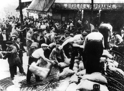 バリケードの建設、パリ、1944 作： Unbekannt