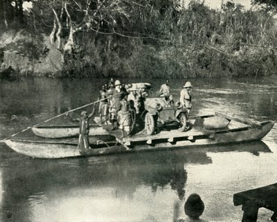 1919年、ドイツの東アフリカのムバカ川を横切る自動車輸送。 作： Unbekannt