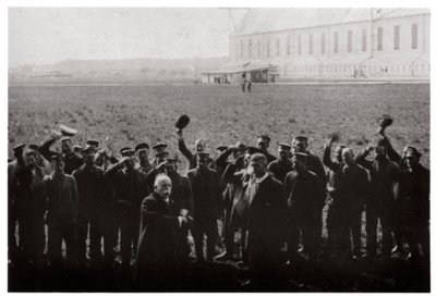 ドイツの海軍飛行船艦隊のメンバーに敬礼されたツェッペリン伯爵、1914-1917 1933 作： Unbekannt