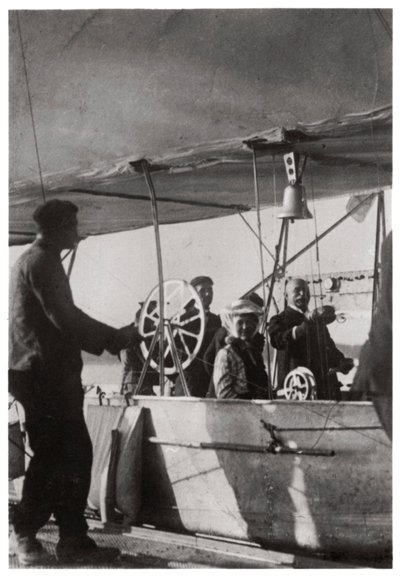 ドイツ、ツェッペリンLZ3のゴンドラにいる娘とツェッペリンを数える、c1906-1908 1933 作： Unbekannt