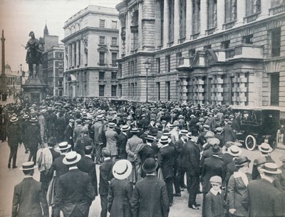 戦争が宣言される前の朝、軍の外で待っている群衆、1914年 作： Unbekannt