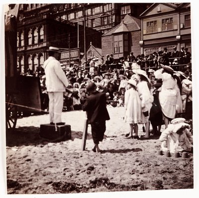 ビーチ・エンターテイナーを見る群衆（1905年頃 作： Unbekannt
