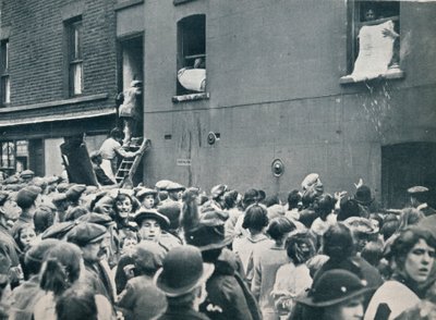 ポプラ、1914年にドイツの家の略奪を見て群衆 作： Unbekannt