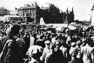 1941年にモスクワのスヴェルドロフ広場に展示されていた倒壊したドイツ爆撃機の周りの群衆 作： Unbekannt