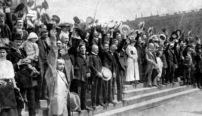 戦争の勃発中に歓声を上げる群衆、ドイツでの戦争熱、1914年の第一次世界大戦 作： Unbekannt