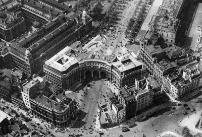 1926年から1927年にロンドンの色の軍隊のためにモールに集まった群衆 作： Unbekannt