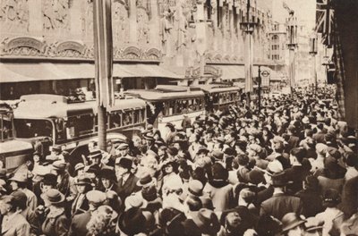 1937年のジョージ6世の戴冠式に続く銀行休業期間中のオックスフォードストリートの群集 作： Unbekannt