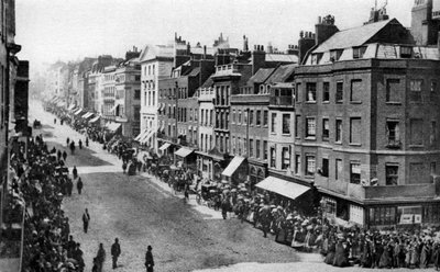 セントジェームスストリート、ロンドン、1880年代に女王を待っている群衆1926-1927 作： Unbekannt