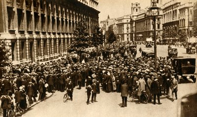 1913年7月、戦争に関するニュースをロンドンのダウニングストリートの外で待っている群衆。 作： Unbekannt