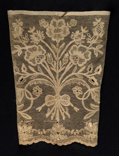 花のつるが付いている袖口、19世紀。 作： Unbekannt