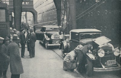 1937年、サウサンプトンで自動車を調べる税関職員 作： Unbekannt