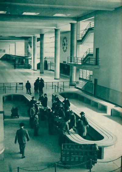 1937年、パリのブルジェ空港で乗客の荷物を調べる税関職員 作： Unbekannt