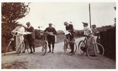 地図を見る自転車乗りたち（1900年頃 作： Unbekannt