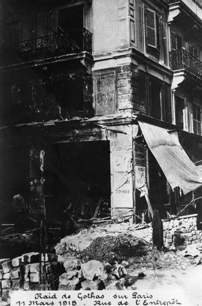 1918年3月11日、パリのドイツゴータ爆撃機による襲撃後の被害 作： Unbekannt