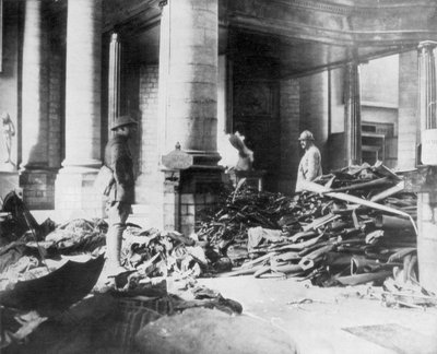 1918年、フランスのドゥエー教会の内部の損傷 作： Unbekannt
