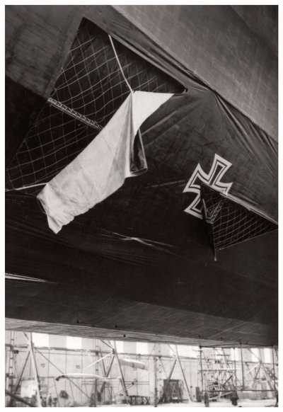 損傷したドイツ海軍ツェッペリン飛行船、第一次世界大戦、1914-1918 1933 作： Unbekannt