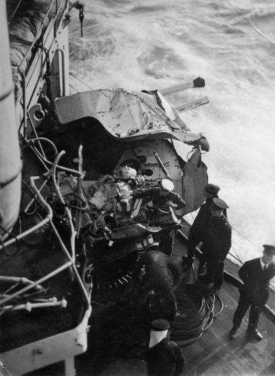 1937年、ポルトガル沖のイギリス軍戦艦HMSマラヤの対空砲の損傷 作： Unbekannt
