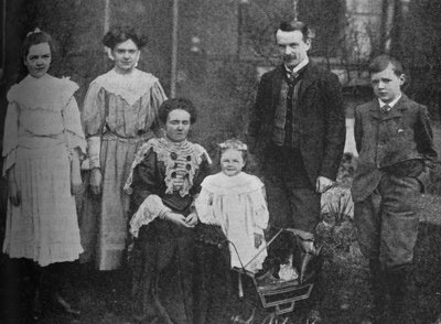 デビッドロイドジョージ-家族に囲まれた偉大な政治家、1905年、c1925 作： Unbekannt