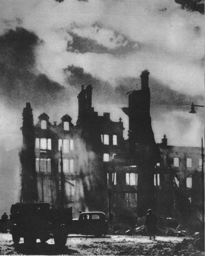 地獄の夜の後に変容した街を見つけるドーンブレイクス、1941 1942 作： Unbekannt