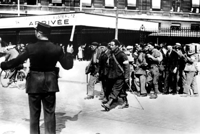 1945年、パリのオーステルリッツ駅に到着した動員解除されたフランス兵 作： Unbekannt