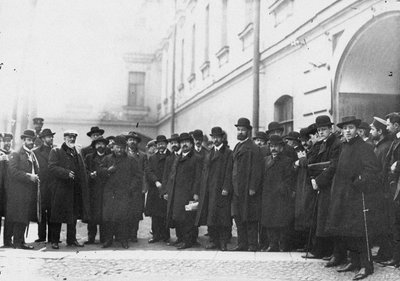 初代下院議員たちは1906年に刑務所に入る前にヴィボルグ上訴に署名した 作： Unbekannt