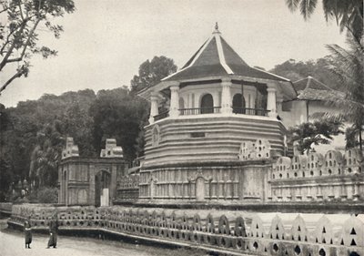 キャンディーの神聖な仏の寺院、1926年。 作： Unbekannt
