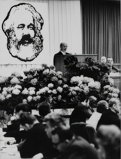 カールマルクスの150歳の誕生日に開催された会議でのドイツ民主共和国国会議員のウォルターウルブリヒト議長。ベルリン議会ホール。 1968年5月2日 作： Unbekannt