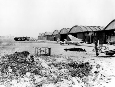 1940年7月、ドイツが占領したパリのルブルジェ飛行場で航空機を破壊 作： Unbekannt